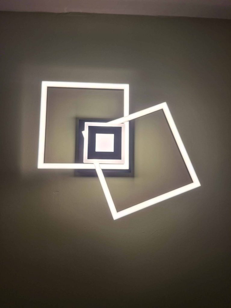 Moderne design wandlamp in wellnessruimte