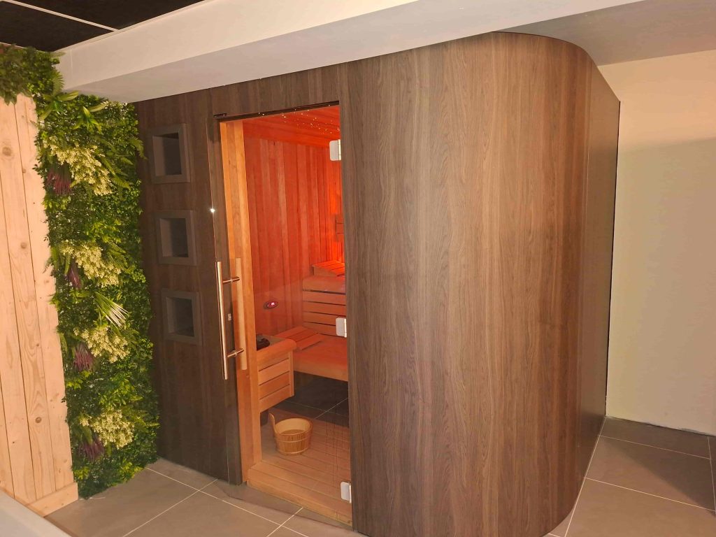 Houten sauna met glazen deur in moderne wellnessruimte