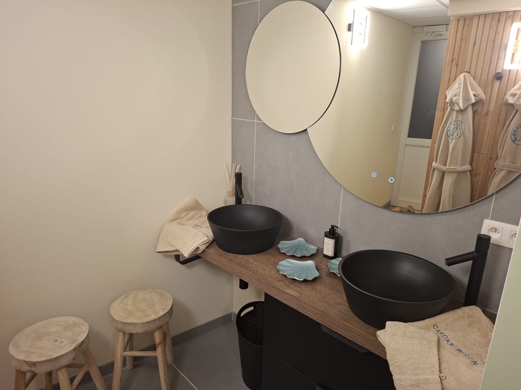 Badkamer met dubbele wastafel bij Carokri privé wellness