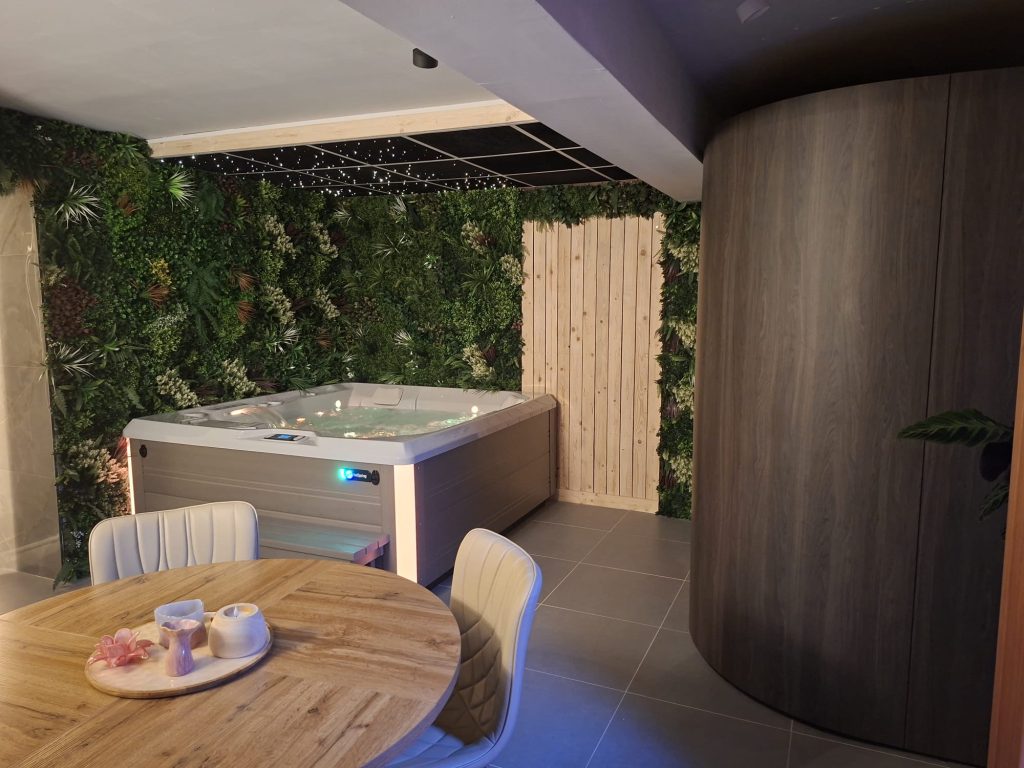Jacuzzi met groene wand in privé wellness nabij Dendermonde