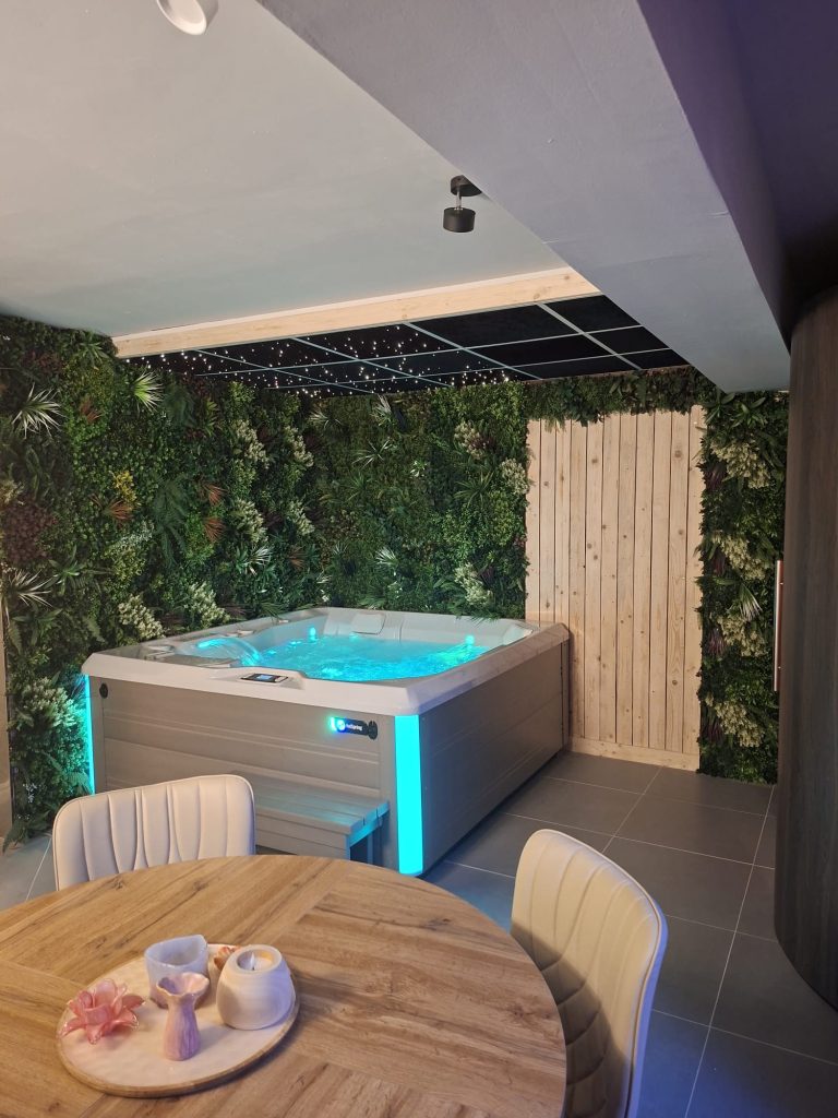 Jacuzzi onder sterrenhemel bij Carokri Wellness