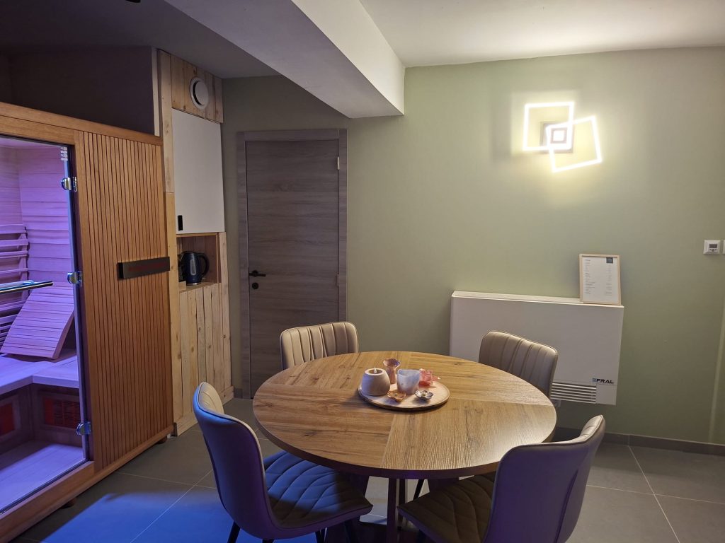 Ontspanningsruimte met sauna bij Carokri Wellness
