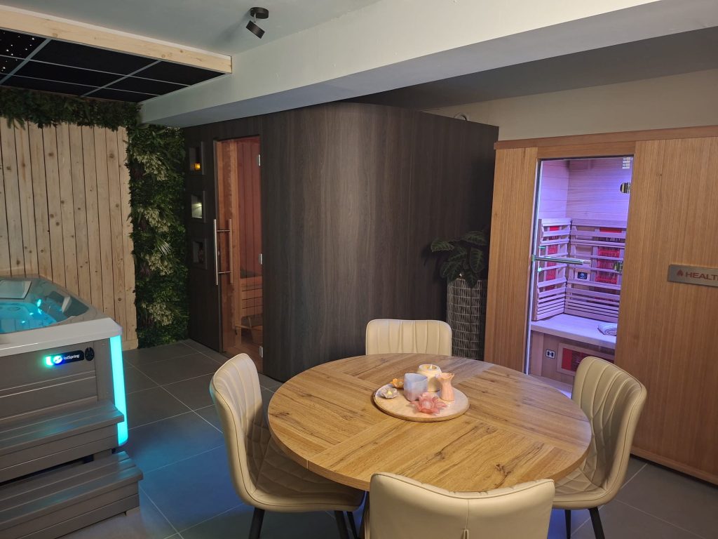 Wellnessruimte met jacuzzi, sauna en infrarood bij Carokri